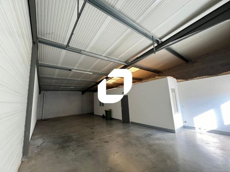Light Industrial in Jonage to rent - Interior Photo - Image 2 of 7