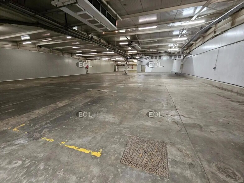 Industrial in Orly to rent - Interior Photo - Image 2 of 9
