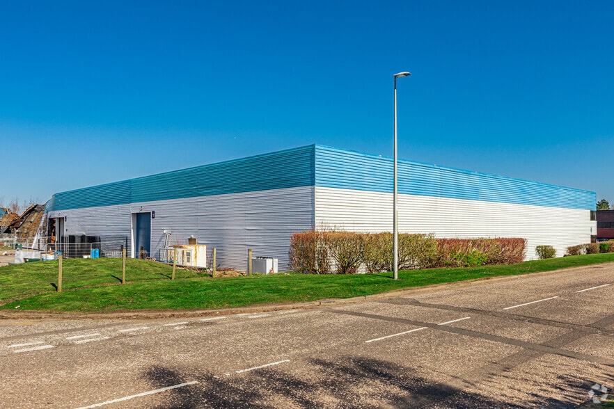 3-7 Hutton Sq, Livingston to rent - Building Photo - Image 2 of 2