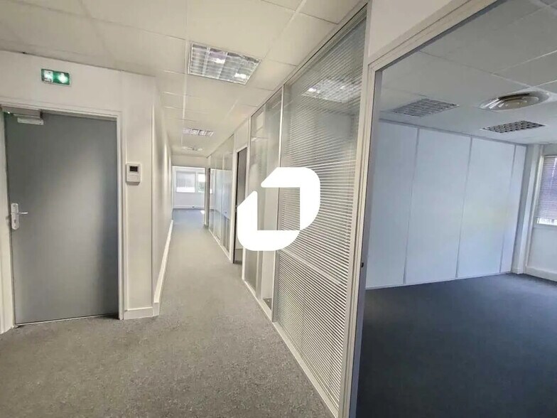 Office in Bièvres to rent - Interior Photo - Image 3 of 14