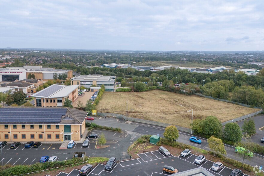 Castlegate Way, Dudley for rent - Building Photo - Image 3 of 16