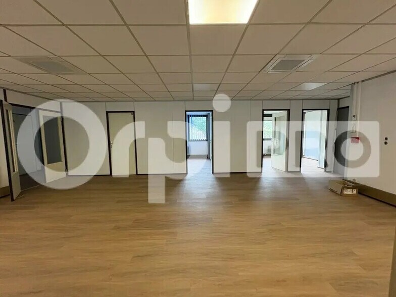 Office in Moissy-Cramayel to rent - Interior Photo - Image 3 of 12