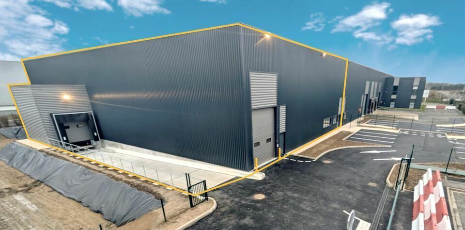 Light Industrial in Lieusaint to rent - Building Photo - Image 1 of 4