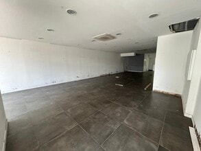 Retail in Marseille to rent Interior Photo- Image 2 of 3