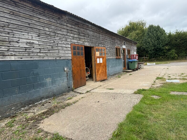 Unit 11 Crays Court, Goose Green, Pulborough to rent - Building Photo - Image 2 of 5