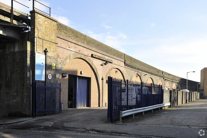 Blucher Rd, London to rent - Primary Photo - Image 1 of 4