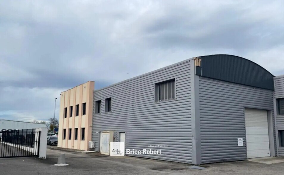 Light Industrial in Chassieu to rent - Building Photo - Image 1 of 10