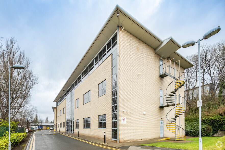 Progress Way, Manchester to rent - Building Photo - Image 3 of 3