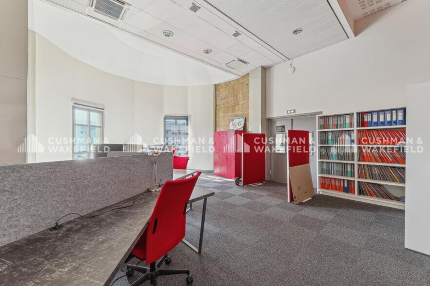 Office in Marseille to rent - Interior Photo - Image 2 of 14