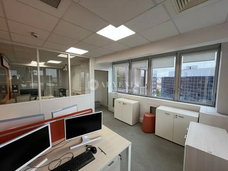 Office in Fontenay-sous-Bois to rent - Building Photo - Image 2 of 12