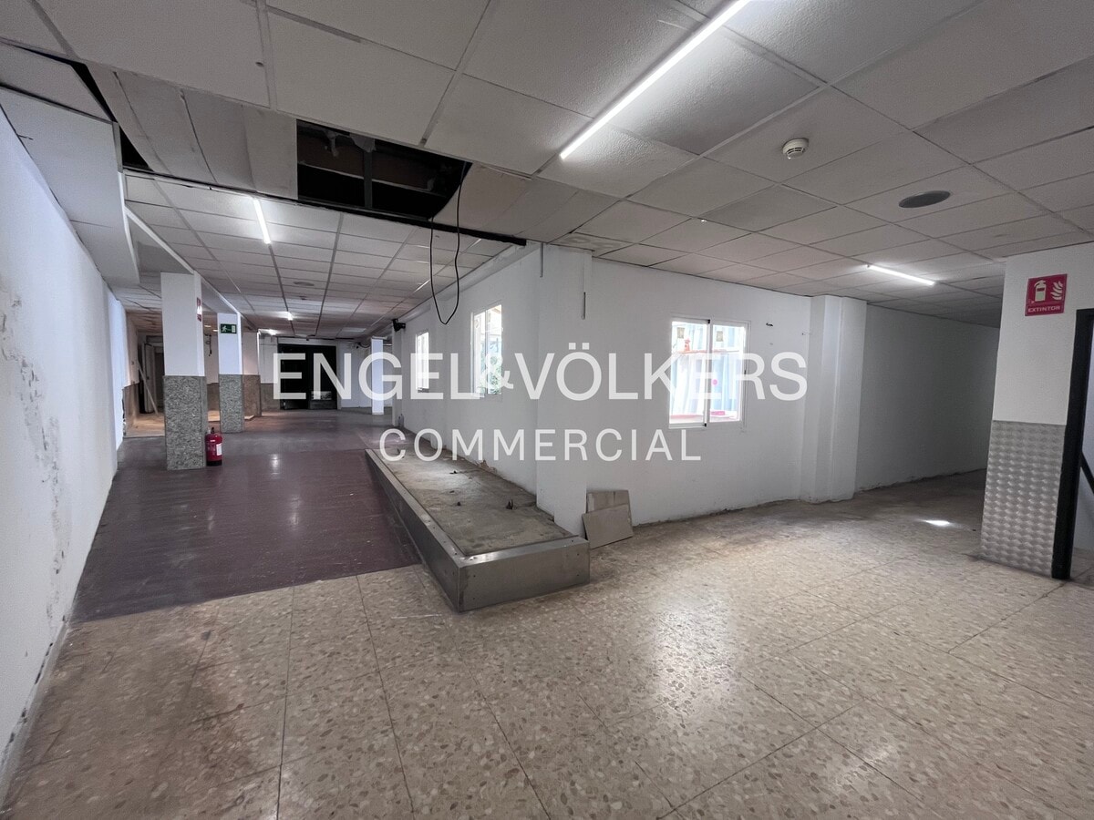 Barcelona, BAR 08006 - Unit 1 - - Interior Photo - Image 1 of 17