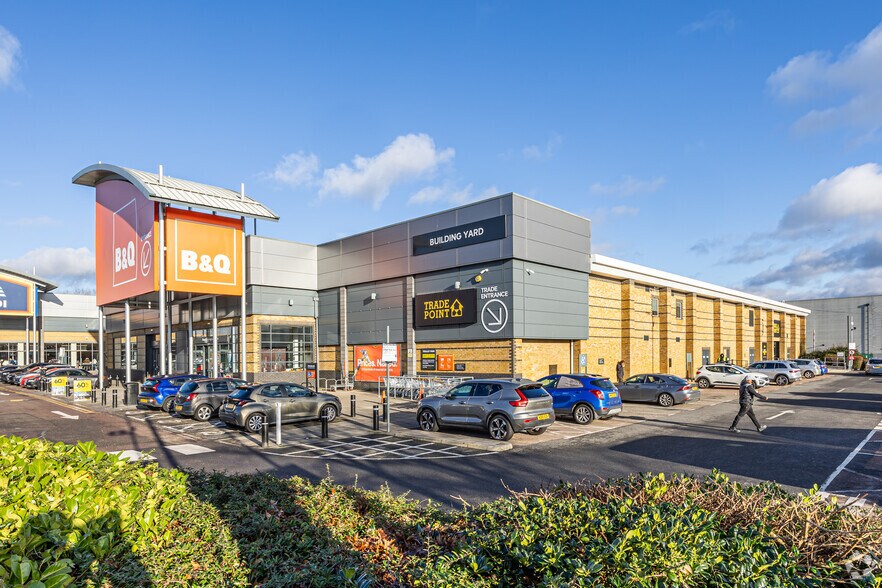 16 Crown Rd, Enfield for sale - Primary Photo - Image 1 of 1