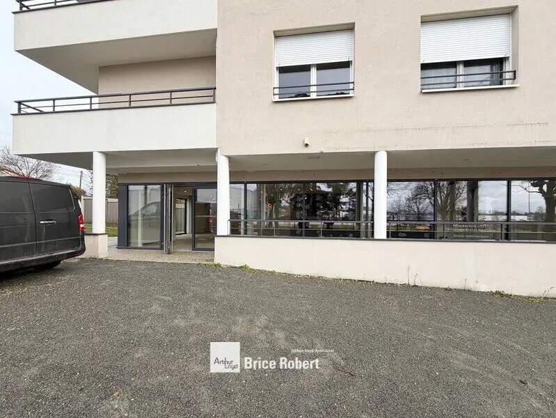 Retail in Écully to rent Building Photo- Image 1 of 9