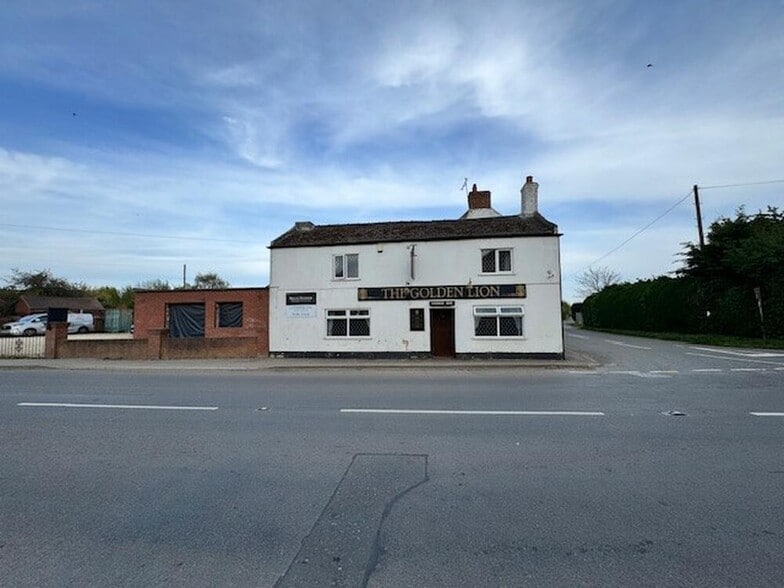 73 Seas End Rd, Moulton Seas End for sale - Building Photo - Image 2 of 21