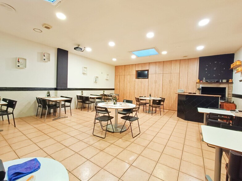 Retail in Sabadell, Barcelona to rent - Interior Photo - Image 2 of 2