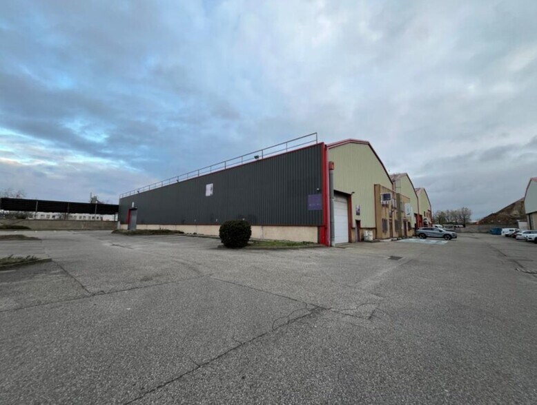 Light Industrial in Vénissieux to rent - Building Photo - Image 2 of 10