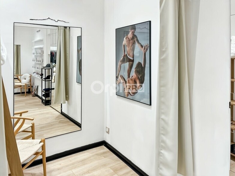 Retail in Marseille to rent - Interior Photo - Image 3 of 4