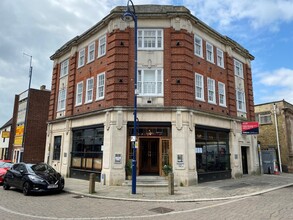 58 Market Sq, St Neots to rent Building Photo- Image 1 of 5