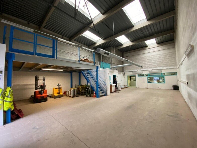 Light Industrial in Lyon to rent - Building Photo - Image 2 of 11