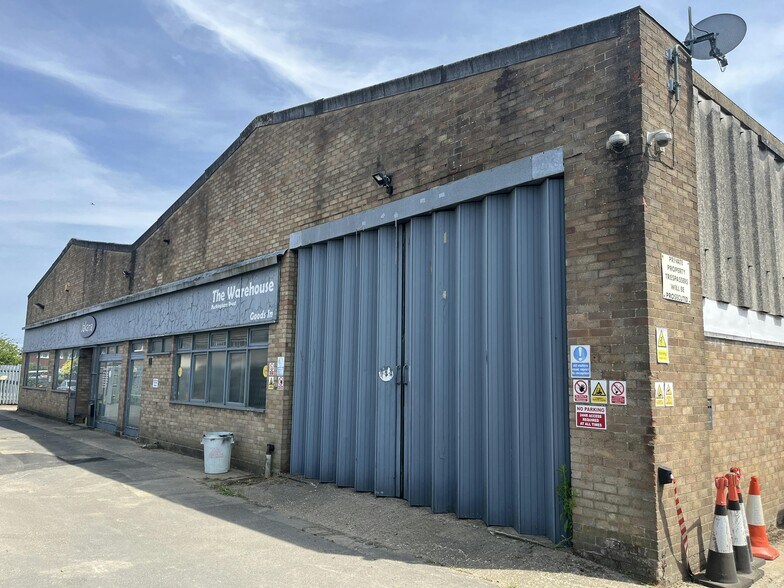 Buckingham Rd, Aylesbury to rent - Building Photo - Image 2 of 6