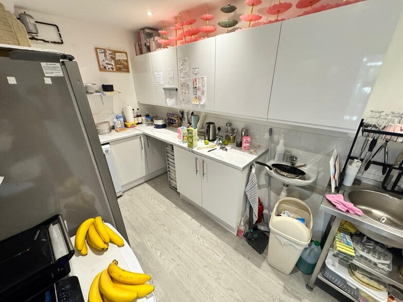 41 Highbridge St, Waltham Abbey to rent - Interior Photo - Image 3 of 11