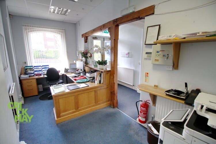 Paddockhall Rd, Haywards Heath to rent Interior Photo- Image 1 of 9