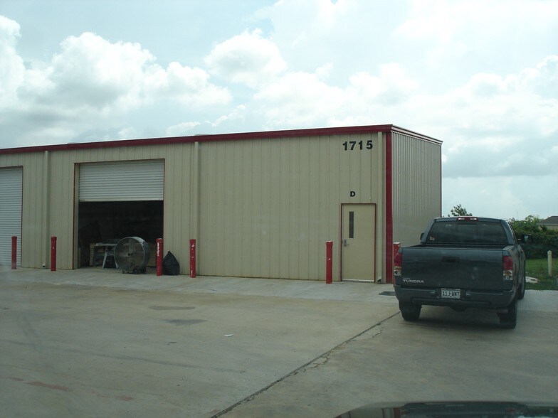 1715 Dickinson Ave, League City, TX for sale - Building Photo - Image 1 of 1