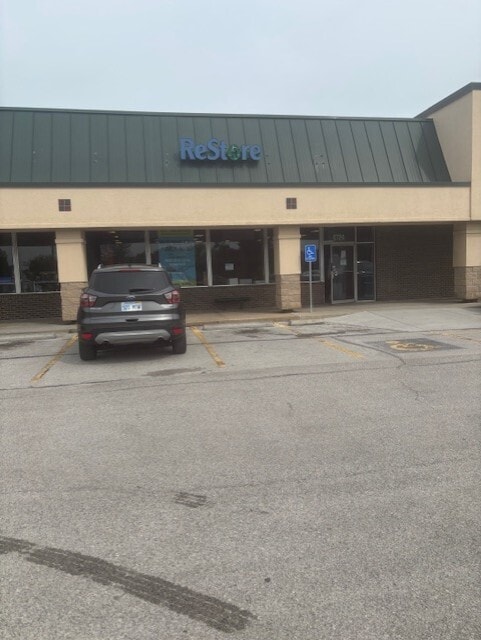 8700-8726 Santa Fe Dr, Overland Park, KS to rent Building Photo- Image 1 of 6