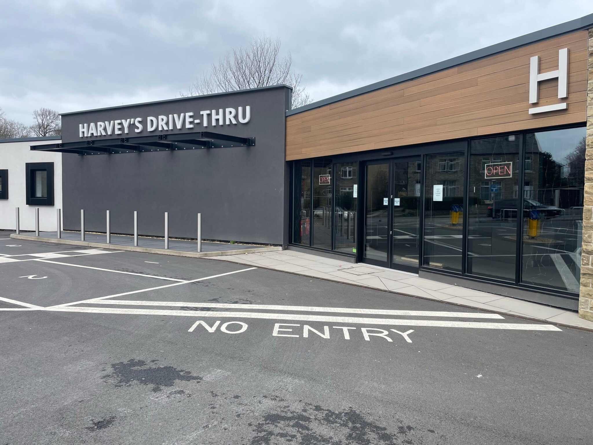 Waterloo Rd, Huddersfield to rent Building Photo- Image 1 of 3