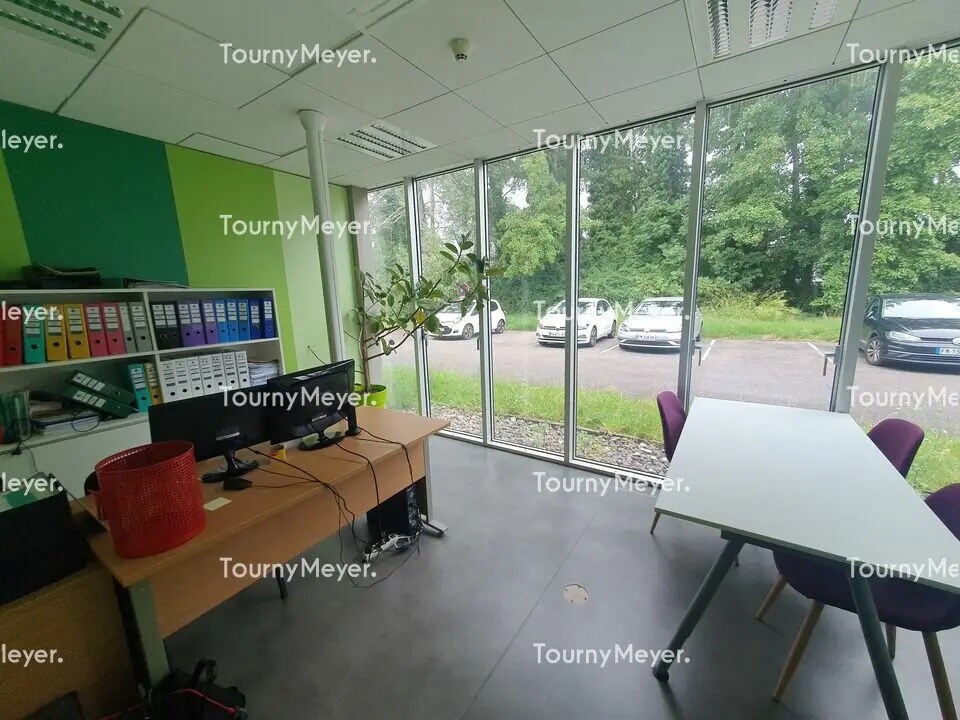 Office in Le Haillan to rent Interior Photo- Image 1 of 8