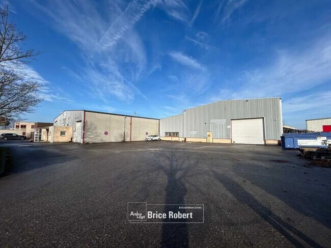 Location Local d'activités 1 500 m²