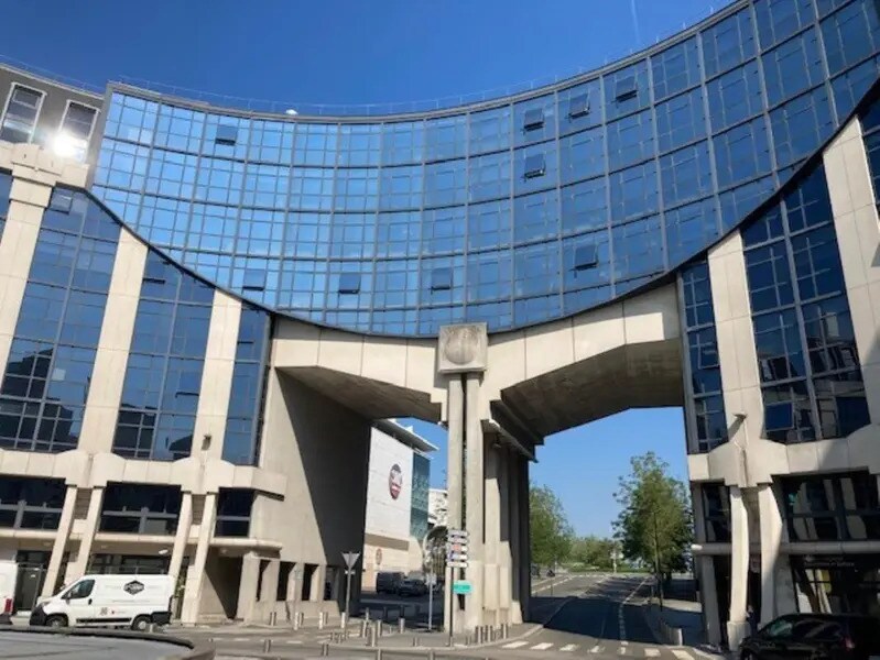 14-15 Place Georges Pompidou, Montigny-le-Bretonneux to rent Building Photo- Image 1 of 3