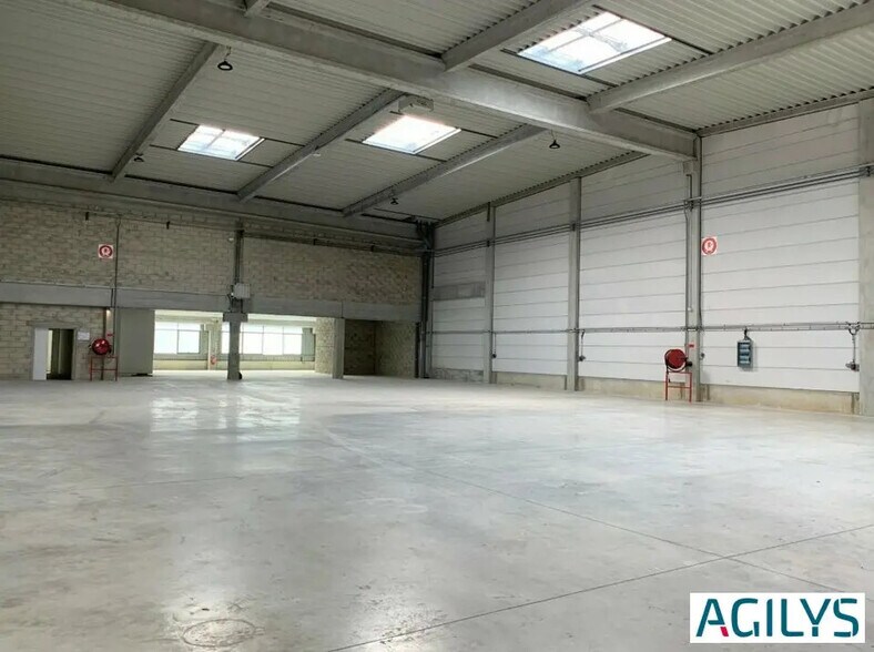 Light Industrial in Lieusaint to rent - Building Photo - Image 3 of 12