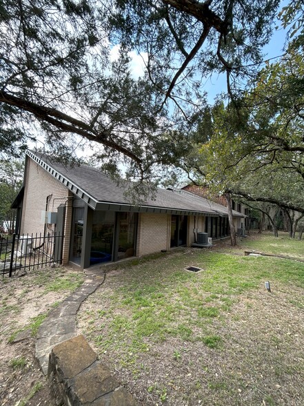 2525 Wallingwood Dr, Austin, TX for rent - Building Photo - Image 3 of 6