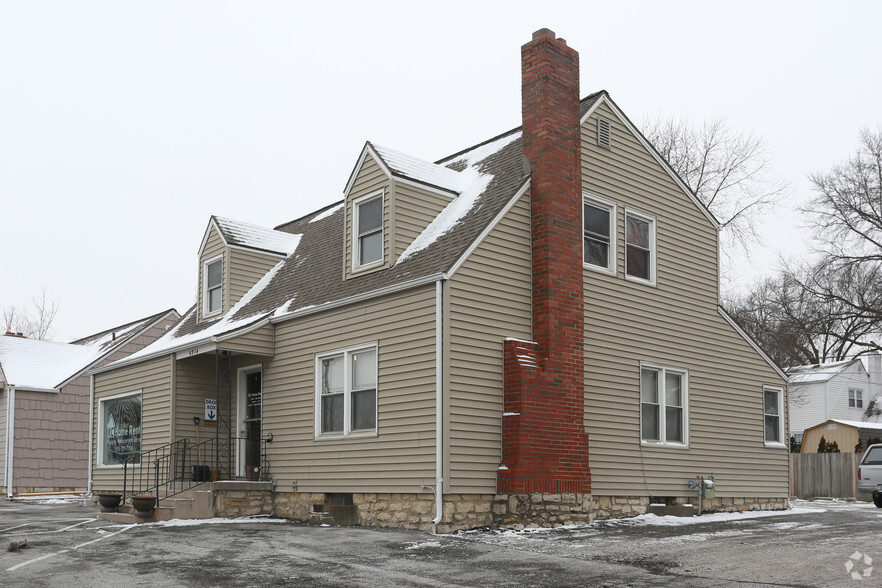 4914 Johnson Dr, Mission, KS for rent - Building Photo - Image 3 of 20