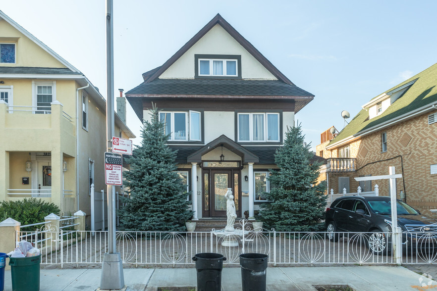 3822 Cypress Ave, Brooklyn, NY for sale - Primary Photo - Image 1 of 1