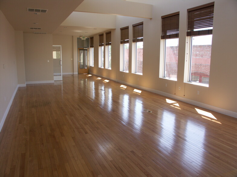 12-22 S Raymond Ave, Pasadena, CA for rent - Interior Photo - Image 3 of 4