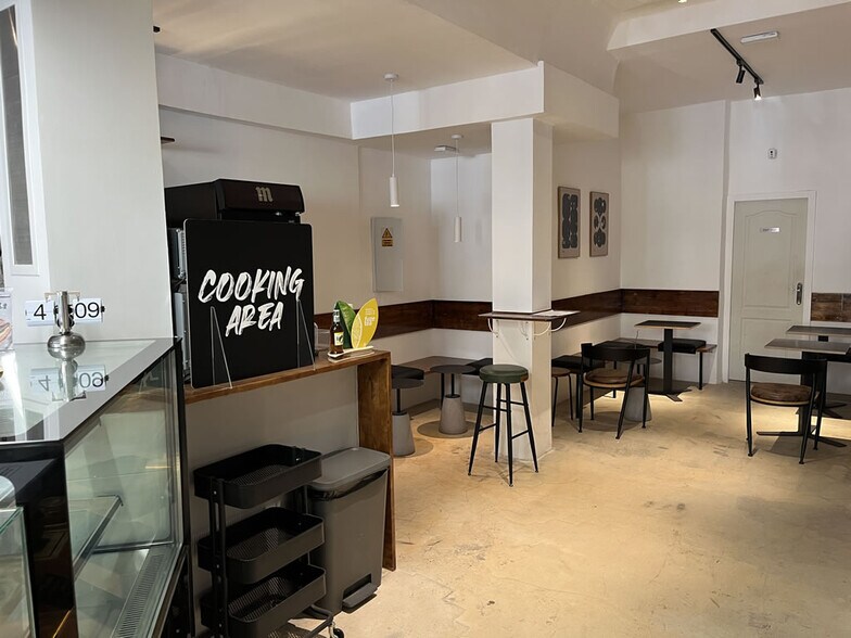 Retail in Madrid, Madrid to rent - Building Photo - Image 3 of 5