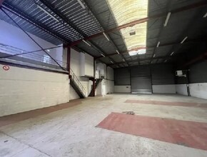 20 Rue Augustin Fresnel, Coignières to rent Interior Photo- Image 2 of 3