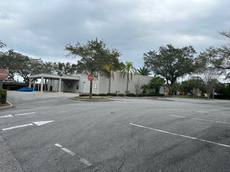 2046 Bayshore Blvd, Dunedin, FL for rent - Building Photo - Image 3 of 27