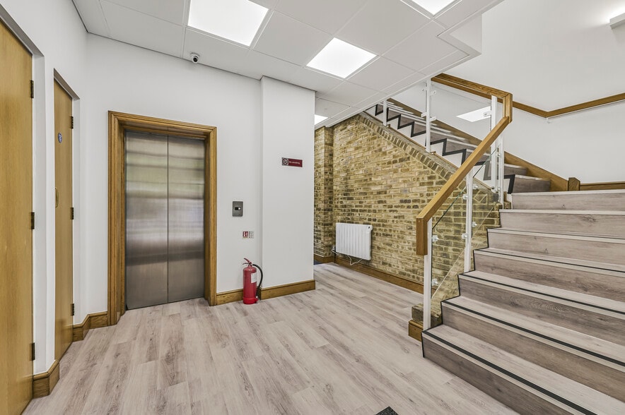 1 Mill St, London to rent - Interior Photo - Image 3 of 8