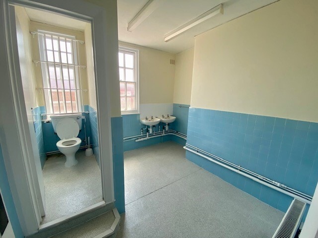 2 The Square, Reading for sale Interior Photo- Image 1 of 6