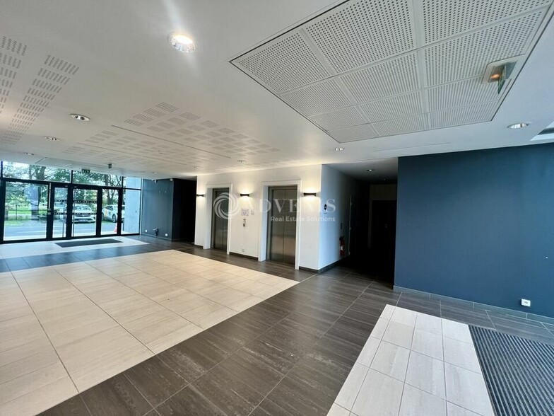 16 Rue De L'Equerre, SAINT-OUEN-L'AUMONE to rent - Lobby - Image 2 of 10