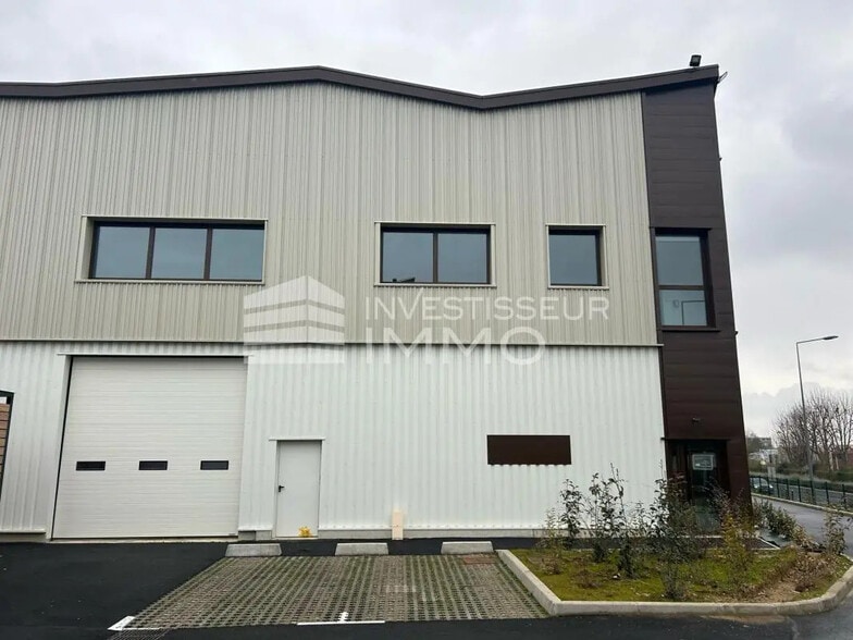 Light Industrial in Osny to rent - Building Photo - Image 1 of 11