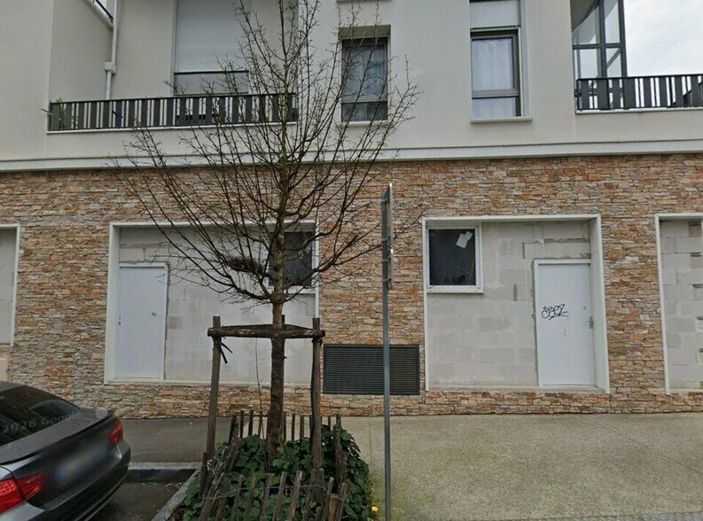 Retail in Poissy to rent - Building Photo - Image 2 of 10