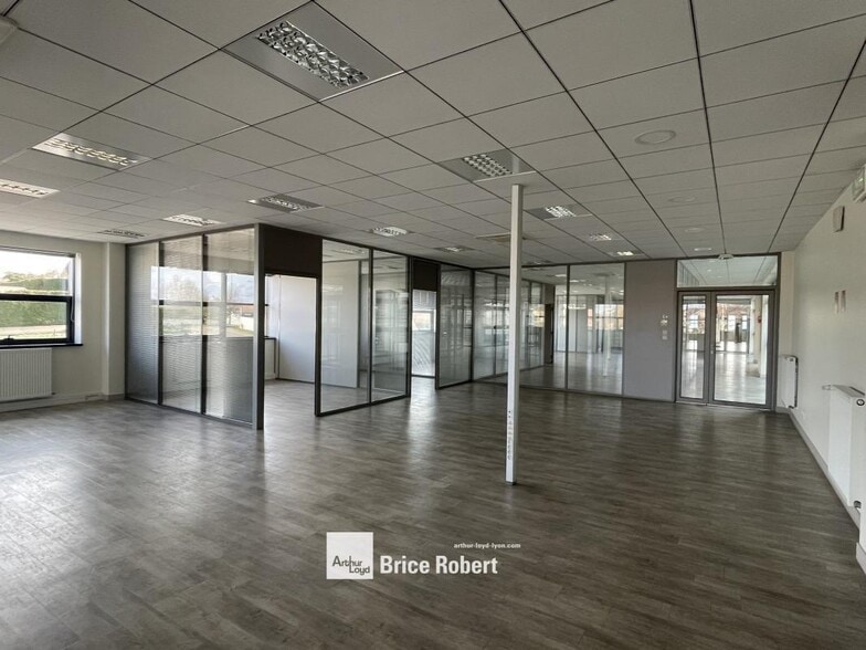 555 Rue De La Dombes, Miribel to rent - Building Photo - Image 2 of 9