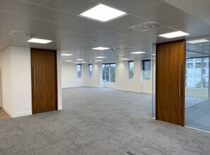 166 College Rd, Harrow to rent Interior Photo- Image 2 of 4