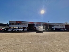 Blackthorne Rd, Slough to rent Building Photo- Image 2 of 2