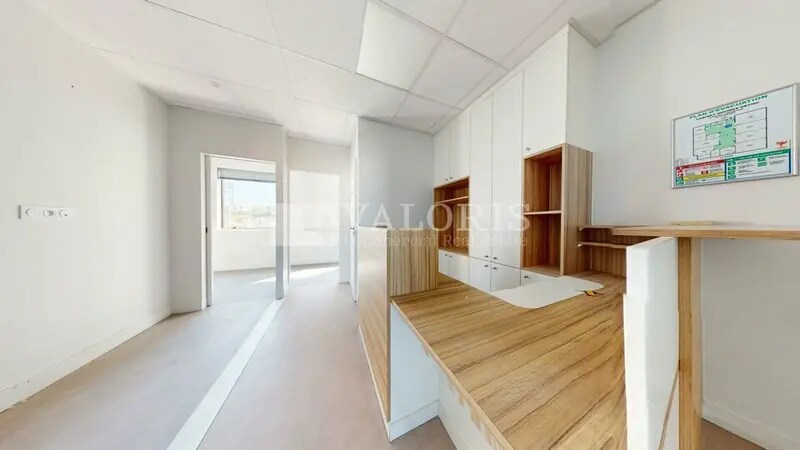 Office in Décines-Charpieu to rent Interior Photo- Image 1 of 10