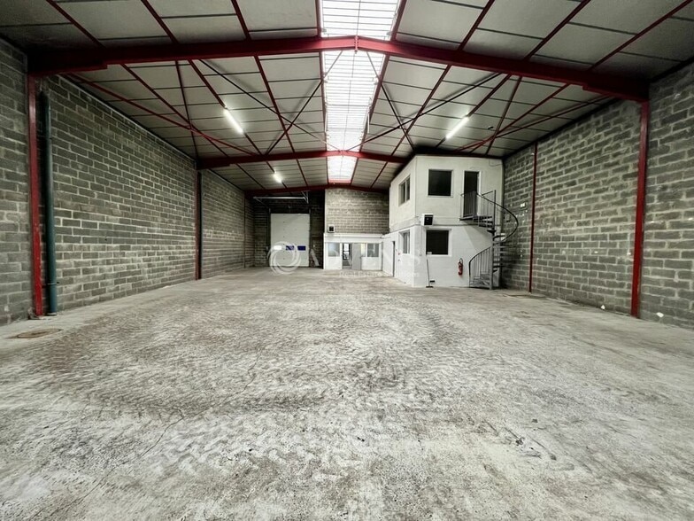 Light Industrial in SAINT-OUEN-L'AUMONE to rent - Interior Photo - Image 2 of 9